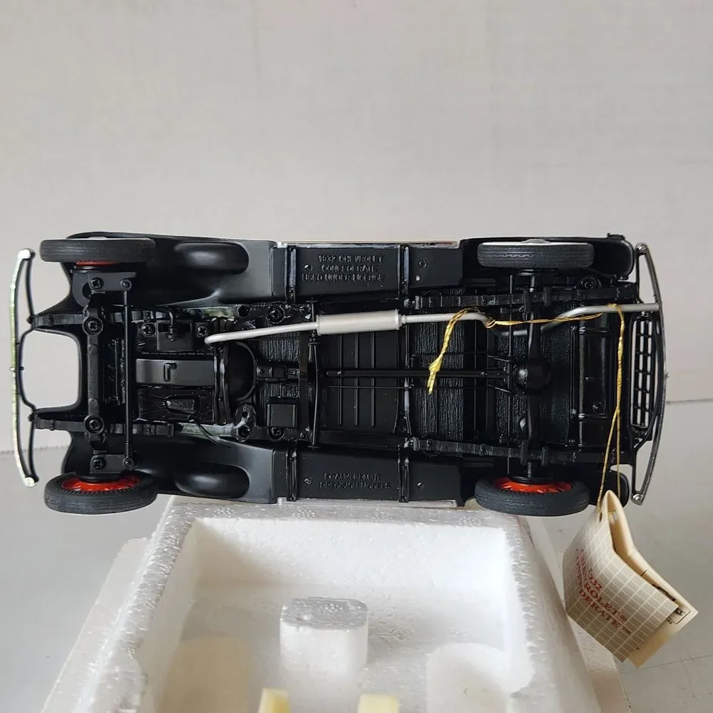 Franklin Mint Yellow 1932 CHEVROLET CONFEDERATE ROADSTER 1:24 w/Papers & Box